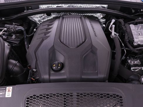 Used 2025 Porsche Macan image 25