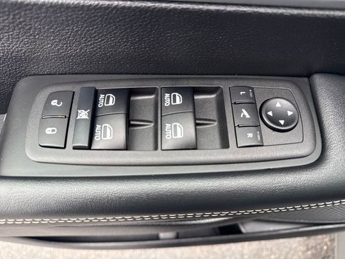 Used 2025 Chrysler Pacifica Premium image 19