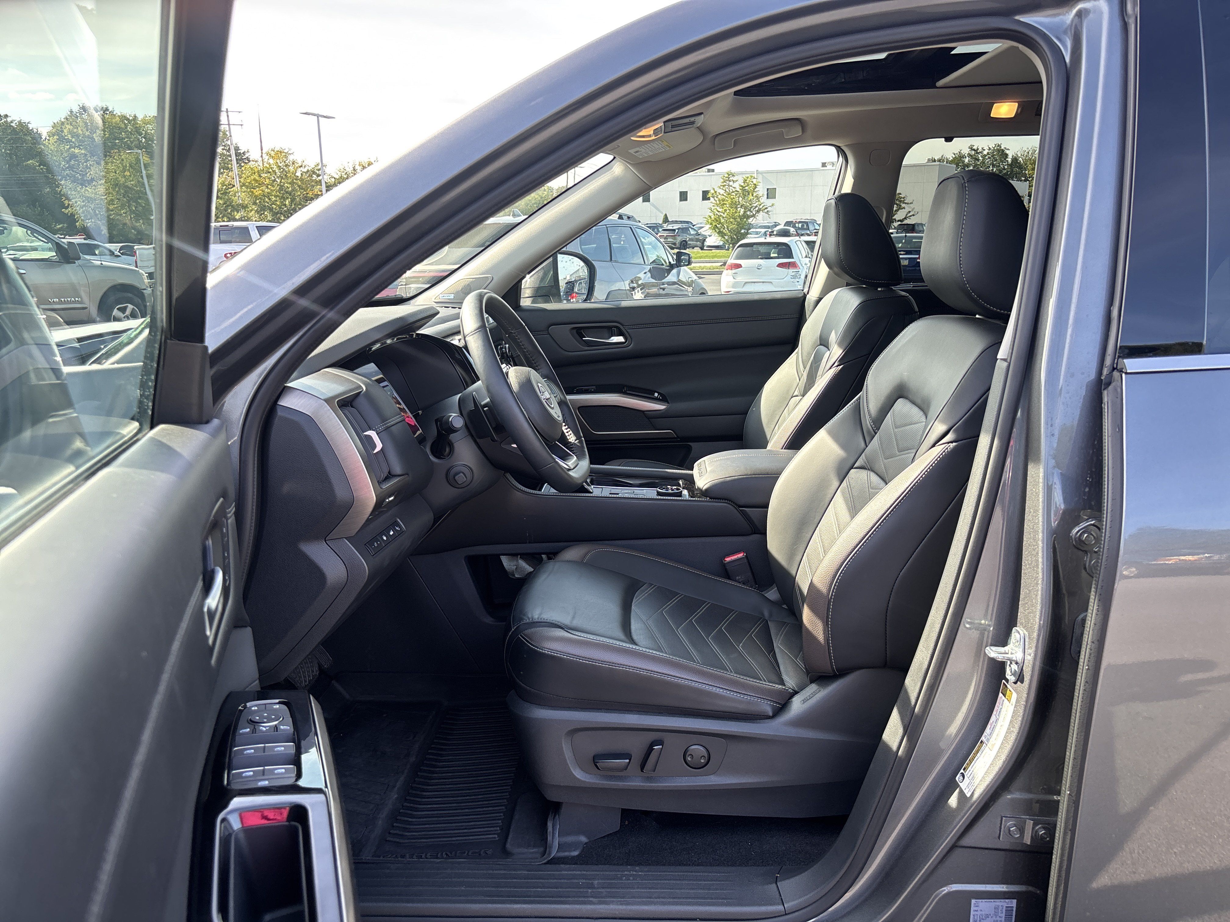 Used 2024 Nissan Pathfinder Platinum AWD/4WD image 4