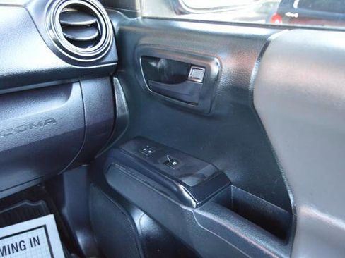 Used 2017 Toyota Tacoma 4x4 Access Cab image 46