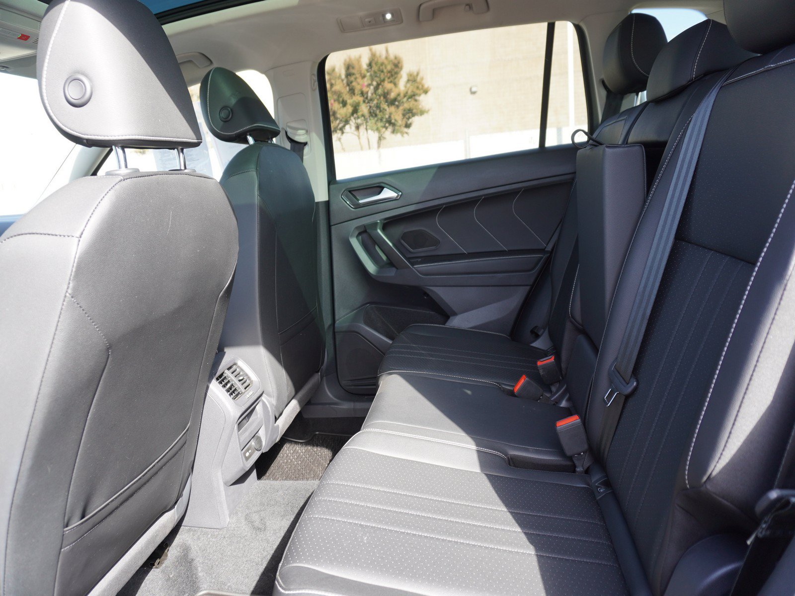 Used 2023 Volkswagen Tiguan SE w/ Panoramic Sunroof Package AWD/4WD image 14