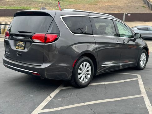 Used 2019 Chrysler Pacifica Touring-L FWD image 4