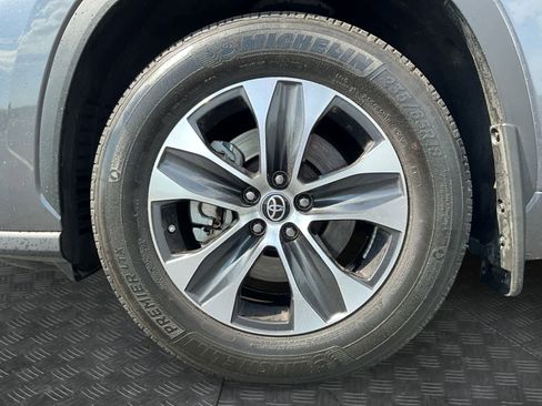 Used 2022 Toyota Highlander XLE AWD/4WD image 16