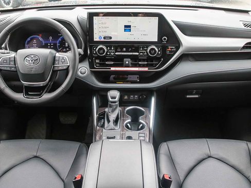 New 2026 Toyota Highlander Platinum image 14