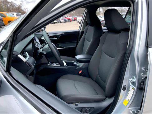 Used 2025 Toyota RAV4 XLE image 8
