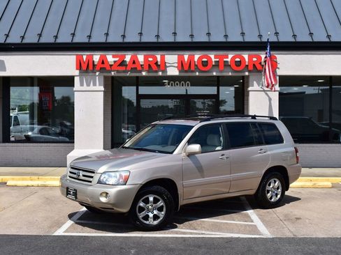 Used 2005 Toyota Highlander 4WD V6 w/ 3rd Row image 2