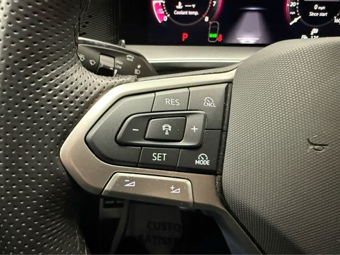 Used 2025 Volkswagen Tiguan SE R-Line image 11