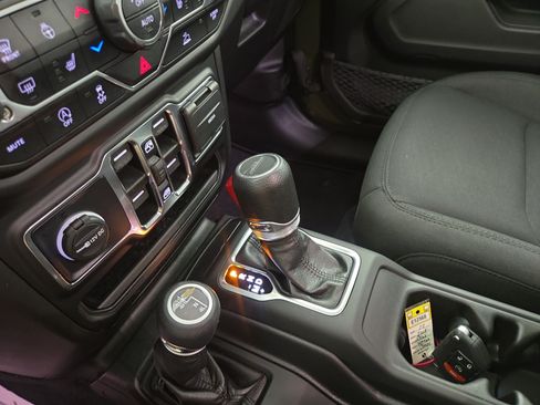 Used 2022 Jeep Gladiator Sport AWD/4WD image 24