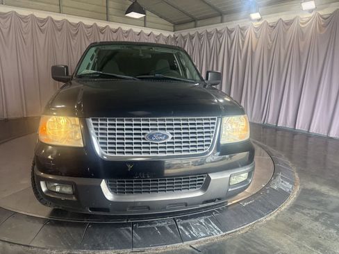 Used 2004 Ford Expedition XLT image 2