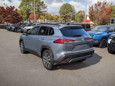 Used 2025 Toyota Corolla Cross XLE image 7