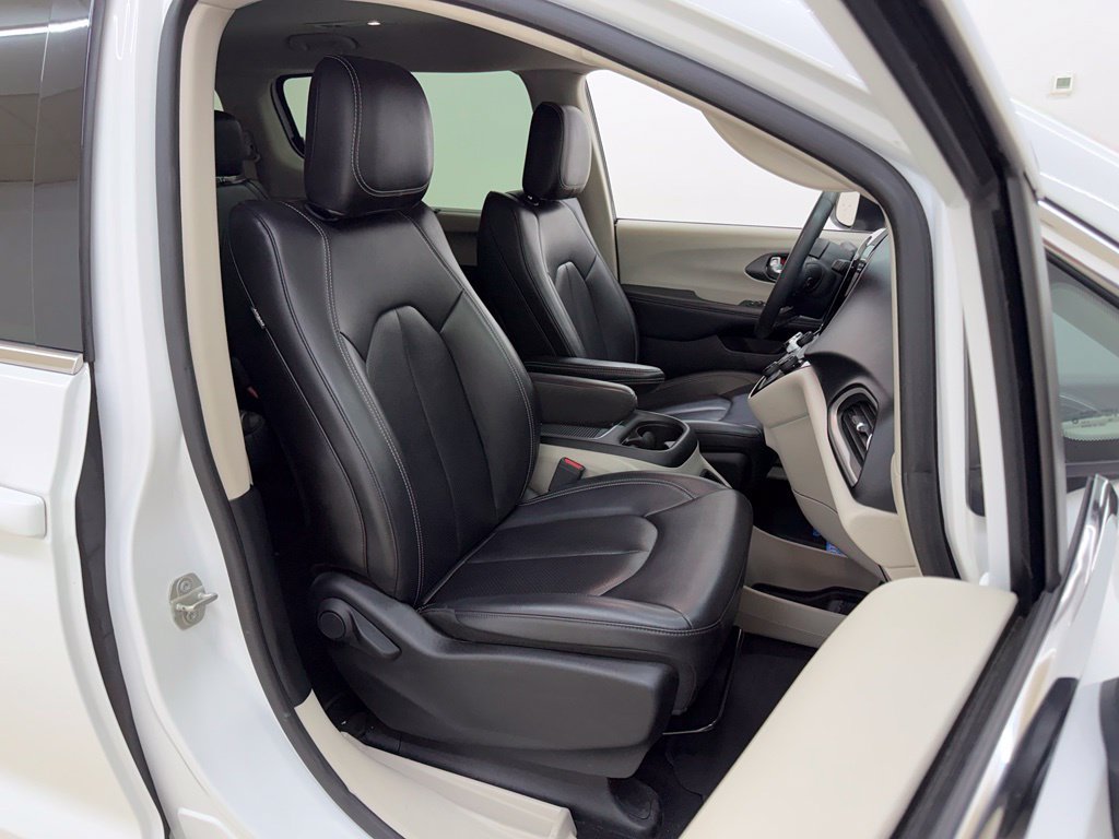 Used 2023 Chrysler Pacifica Touring-L FWD image 11