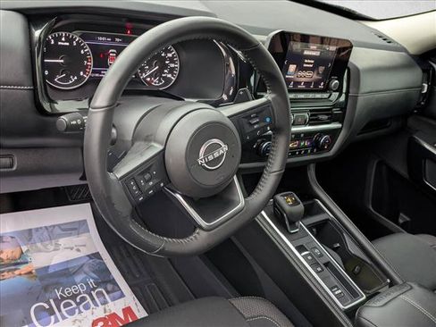 Used 2025 Nissan Pathfinder SV FWD image 10