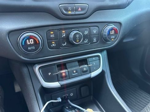 Used 2024 GMC Terrain SLE w/ Driver Convenience Package FWD image 37
