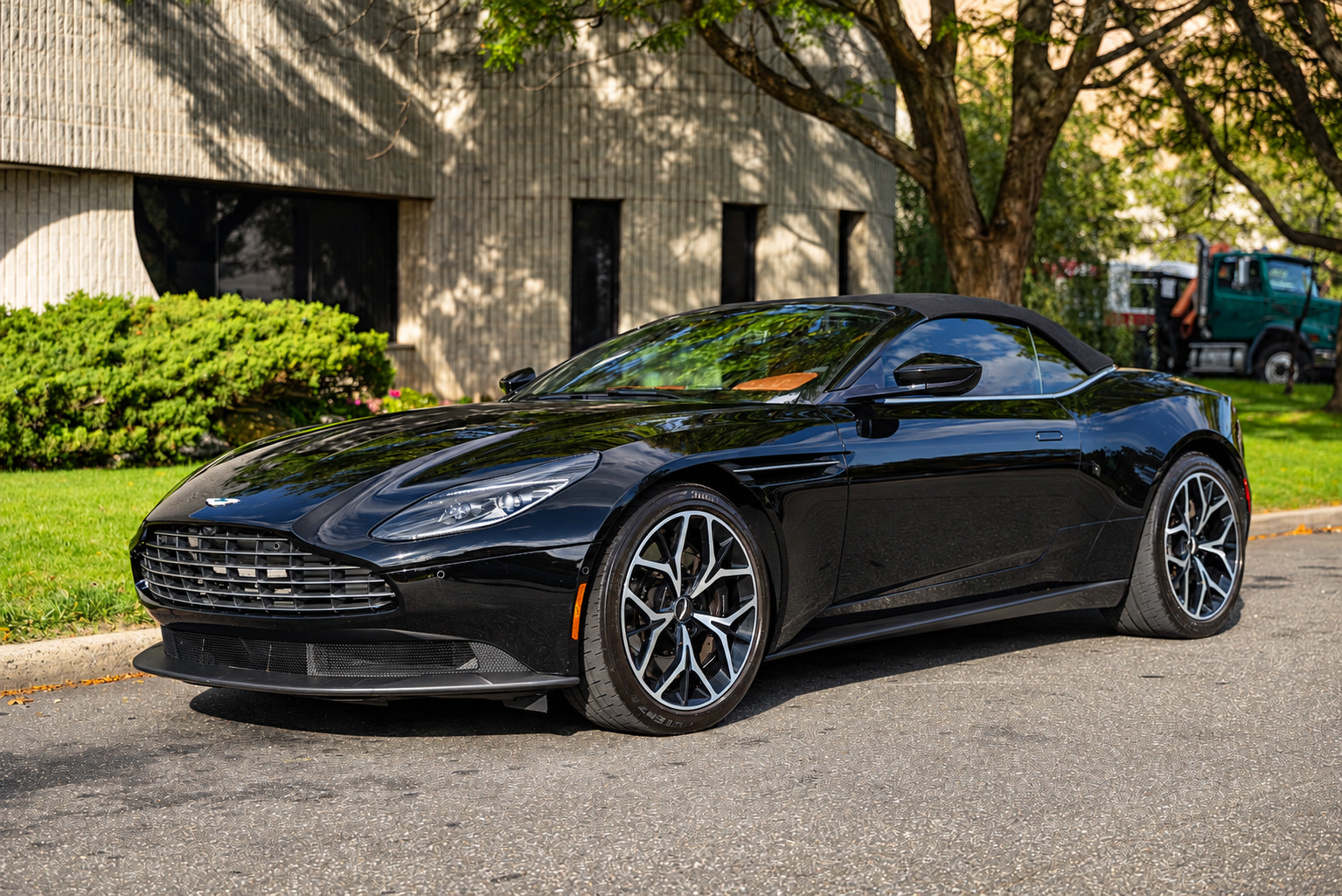 Used 2019 Aston Martin DB11 Volante RWD image 25