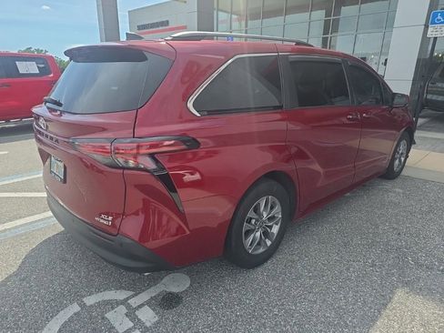 Used 2021 Toyota Sienna XLE FWD image 4