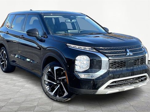 Used 2022 Mitsubishi Outlander SE image 3