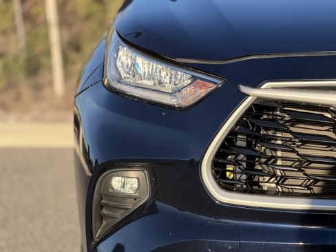 Used 2023 Toyota Highlander XLE image 7