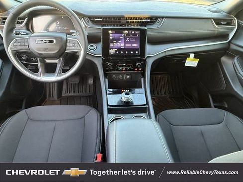 Used 2025 Jeep Grand Cherokee Laredo X RWD image 11