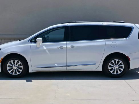 Used 2017 Chrysler Pacifica Touring-L FWD image 6