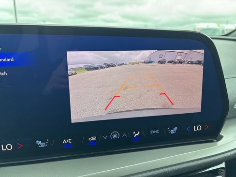 Used 2025 Chevrolet Traverse LT AWD/4WD image 18