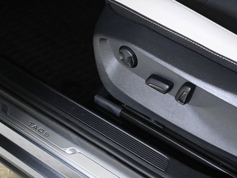 Used 2025 Volkswagen Taos SE image 20