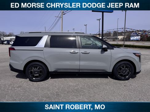 Used 2025 Kia Carnival EX image 7