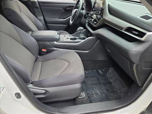 Used 2020 Toyota Highlander LE image 18