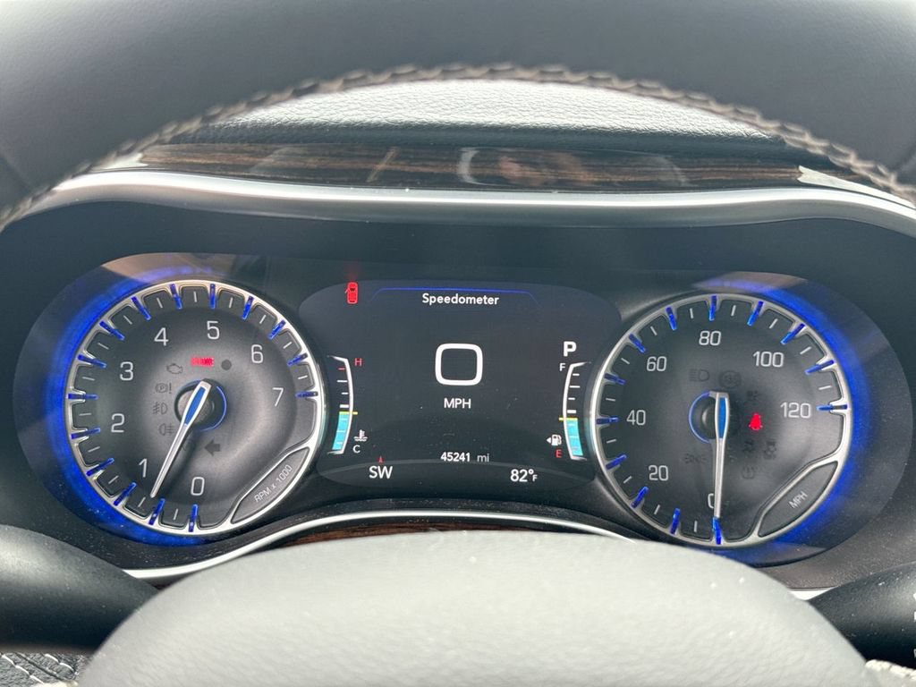 Used 2023 Chrysler Pacifica Limited AWD/4WD image 26