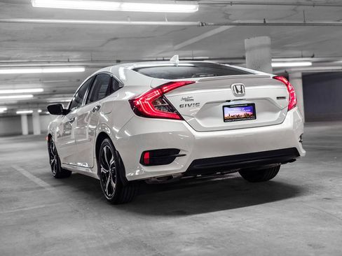 Used 2018 Honda Civic Touring image 5