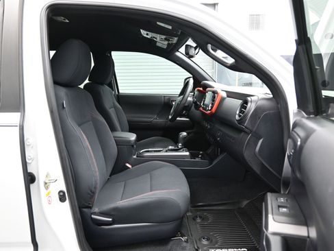 Used 2020 Toyota Tacoma TRD Off-Road image 12