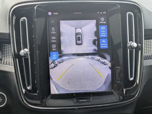 Certified 2025 Volvo XC40 B5 Plus AWD/4WD image 23