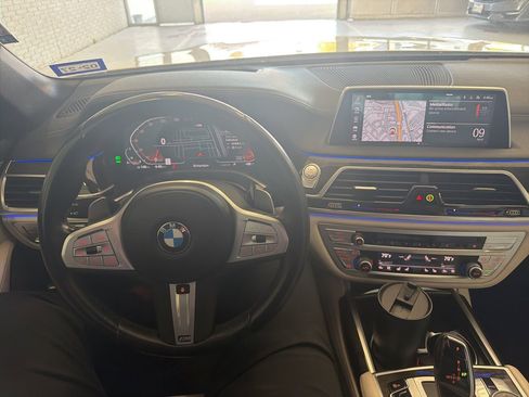 Used 2022 BMW 740i w/ M Sport Package image 7