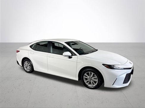 Used 2025 Toyota Camry LE image 4