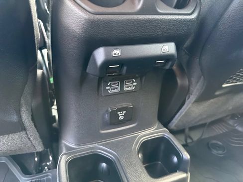 Used 2022 Jeep Wrangler Unlimited Rubicon w/ LED Lighting Group AWD/4WD image 32