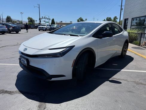 Used 2024 Toyota Prius LE FWD image 3