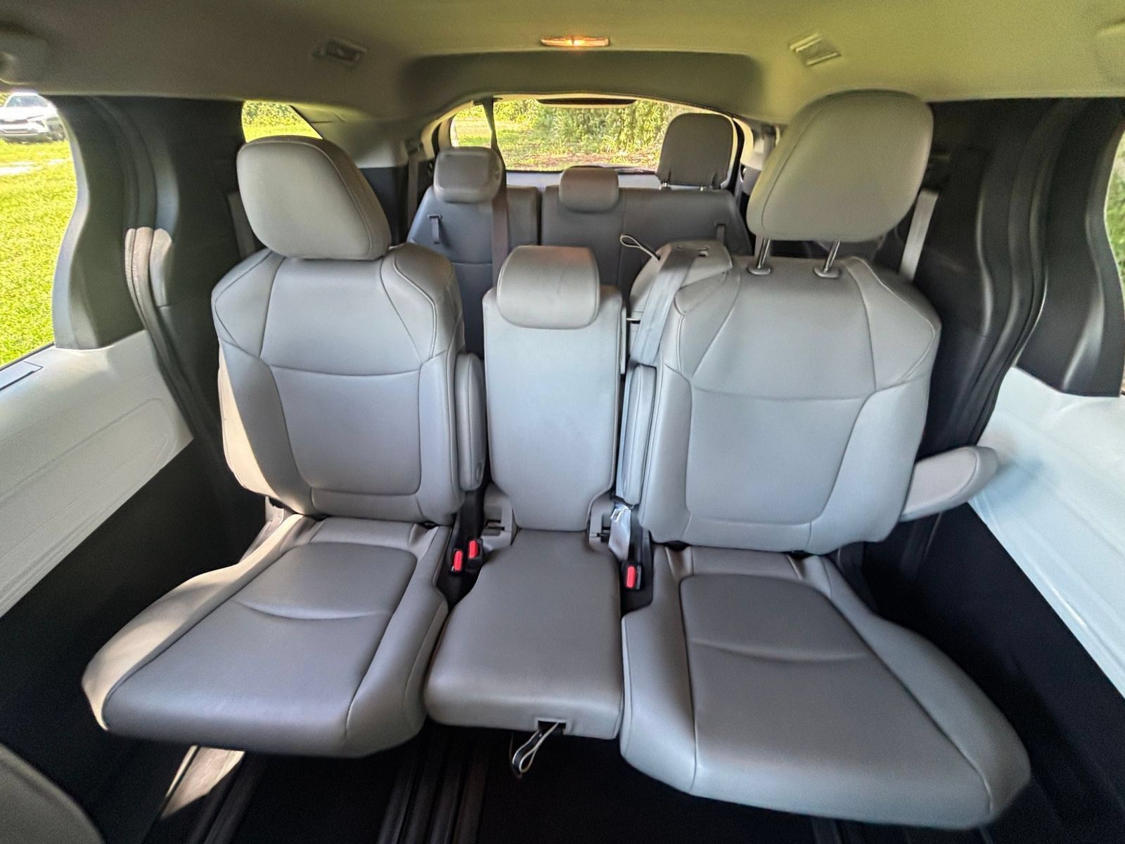 Used 2025 Toyota Sienna XLE FWD image 41