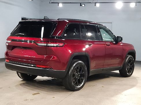 Used 2024 Jeep Grand Cherokee Altitude image 7