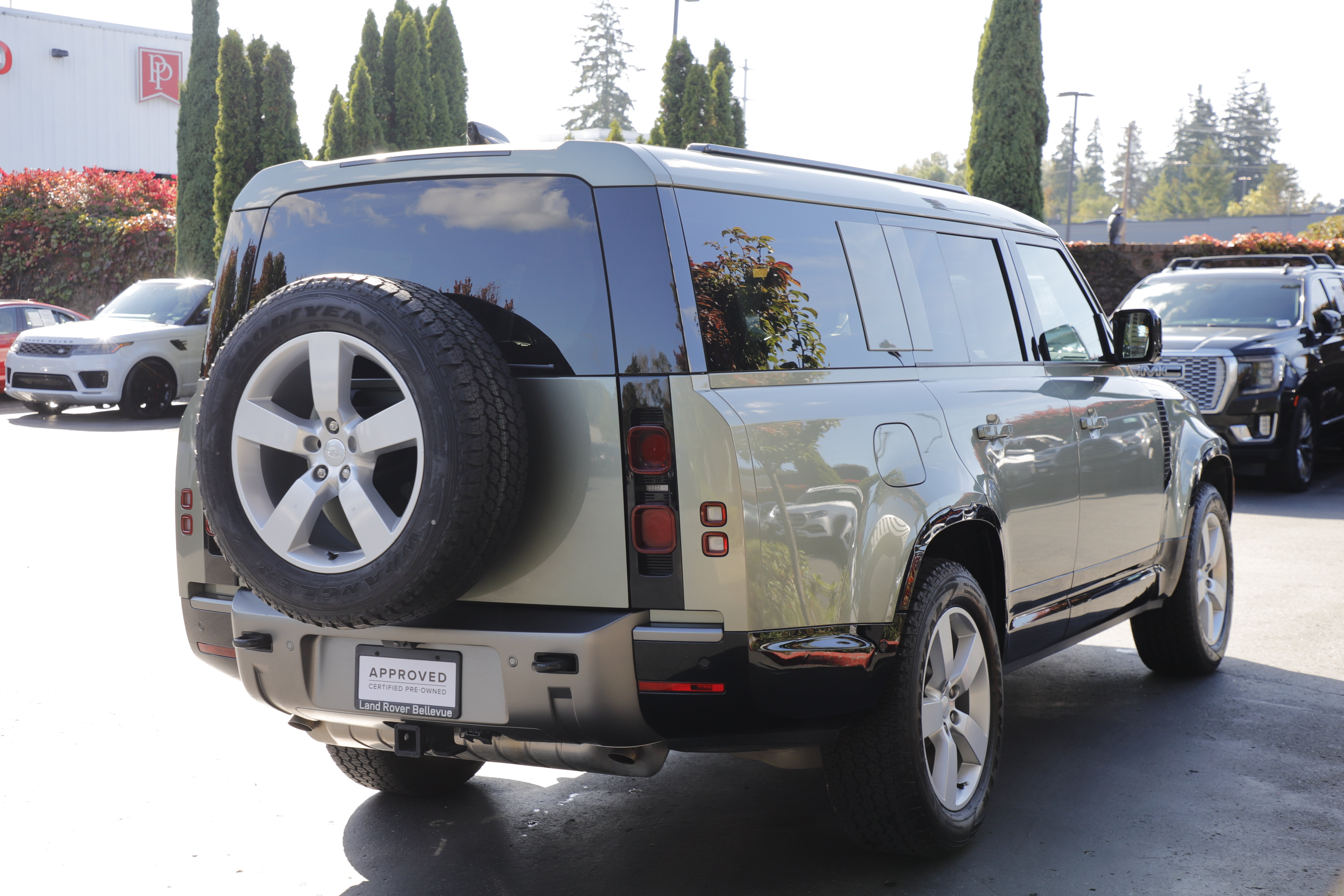 Used 2025 Land Rover Defender 130 X-Dynamic SE AWD/4WD image 10
