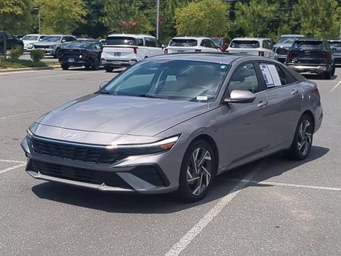 Used 2025 Hyundai Elantra SEL FWD image 8