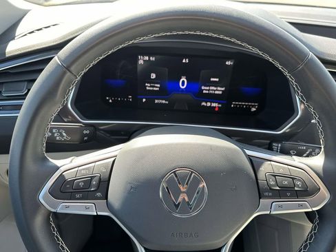 Used 2023 Volkswagen Tiguan SE w/ Panoramic Sunroof Package image 24