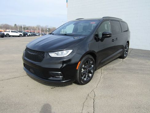 Used 2025 Chrysler Pacifica Limited FWD image 45