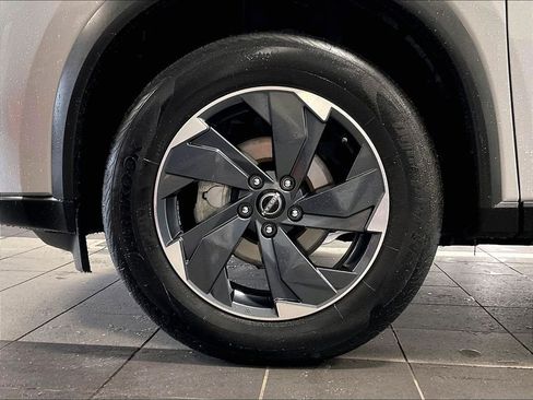 Used 2025 Nissan Rogue SV AWD/4WD image 7
