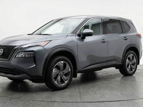 Used 2025 Nissan Rogue SV image 3