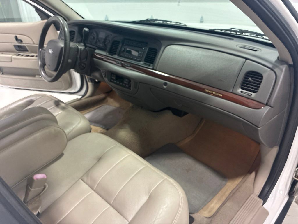Used 2011 Ford Crown Victoria LX w/ Comfort Appearance Pkg RWD image 24
