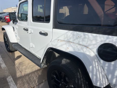 Used 2023 Jeep Wrangler Unlimited Sahara image 11