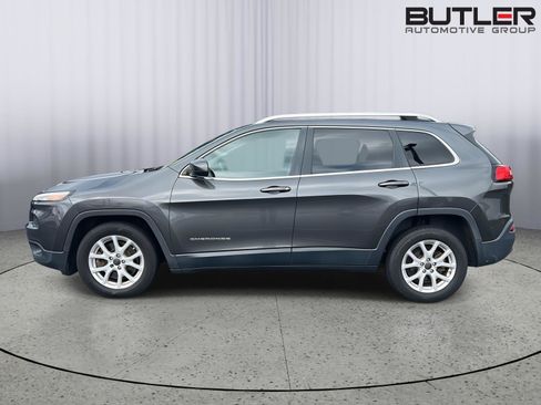 Used 2016 Jeep Cherokee Latitude FWD image 2