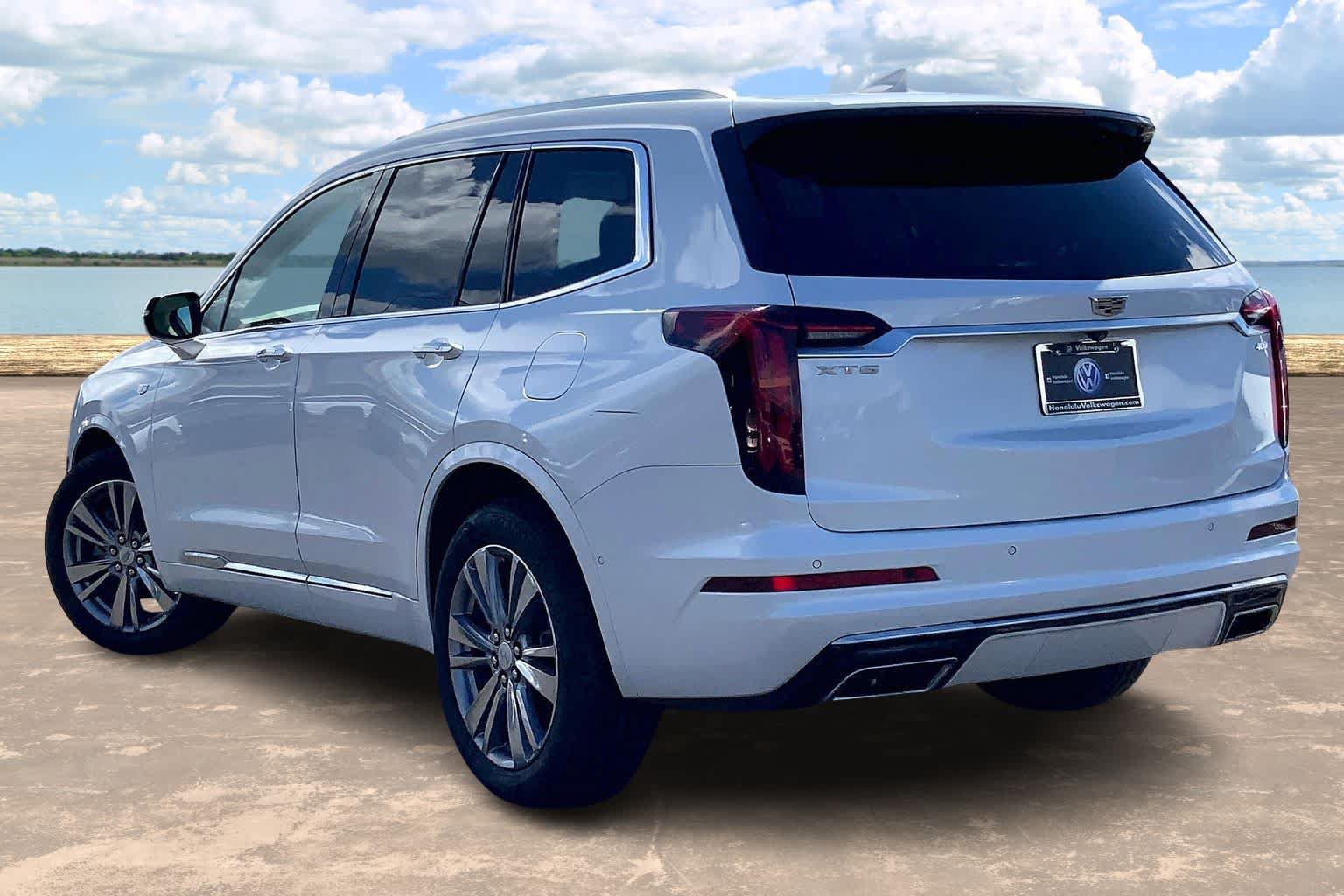 Used 2023 Cadillac XT6 Premium Luxury w/ Technology Package FWD image 4