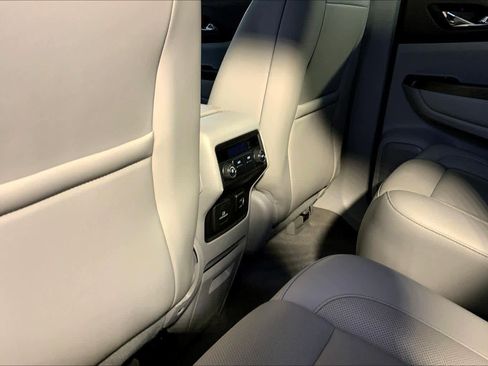 Used 2018 GMC Acadia SLT image 34