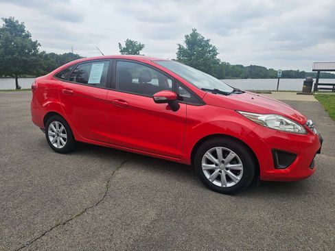 Used 2013 Ford Fiesta SE FWD image 3