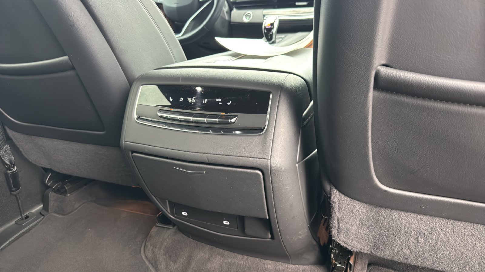 Used 2024 Cadillac Escalade ESV Premium Luxury w/ Performance Package AWD/4WD image 21